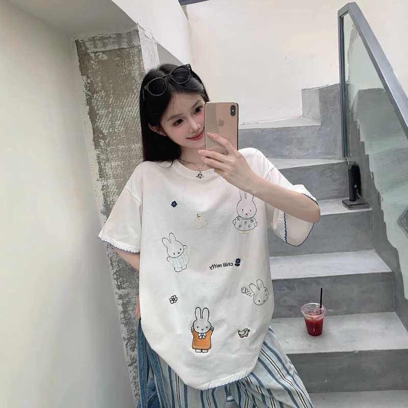 تي شيرت نسائي أبيض مطرز بتصميم - مراجعة Summer Away Clothing وسعره