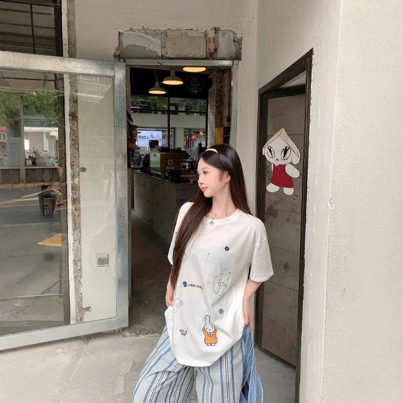 تي شيرت نسائي أبيض مطرز بتصميم - مراجعة Summer Away Clothing وسعره